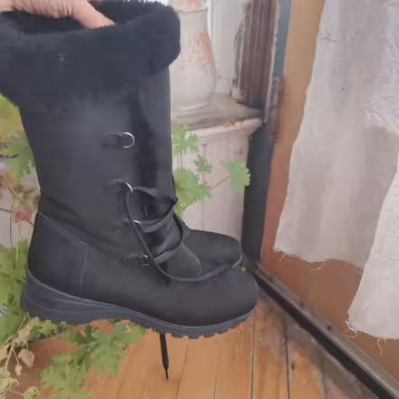 Photo of free Women's Sheepskin boots (Trinity Bellwoods) #2