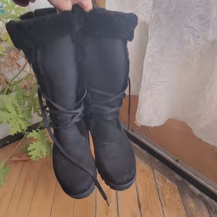 Photo of free Women's Sheepskin boots (Trinity Bellwoods) #1