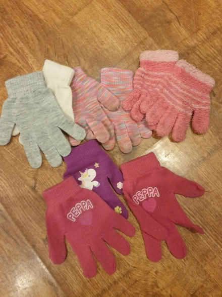 Photo of free Kids gloves size 6-7 (TW7) #1