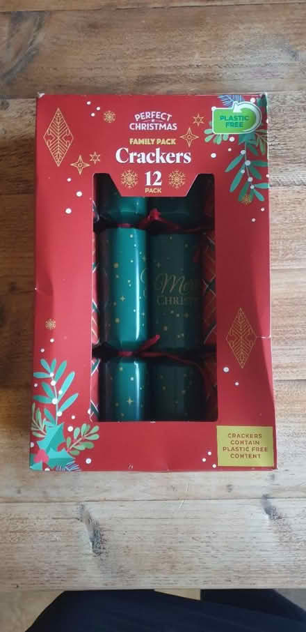 Photo of free EIGHT Christmas crackers (SK14 (Hyde)) #1