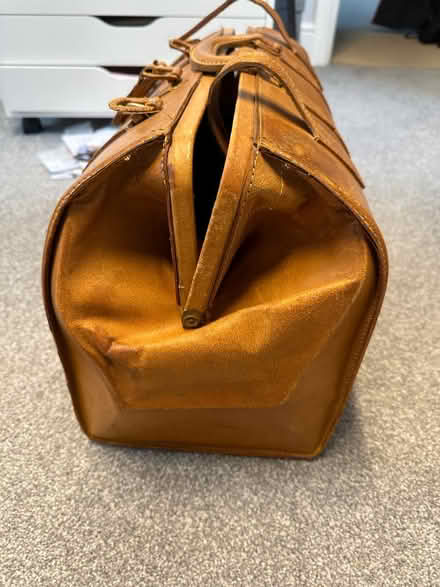 Photo of free Vintage tan leather Gladstone bag (Burton green) #2
