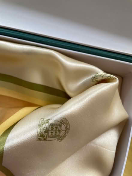 Photo of free University of Hong Kong scarf (Highbury and Islington N1) #3