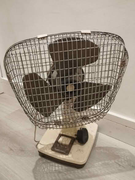 Photo of free Table fan (Luton LU1) #1