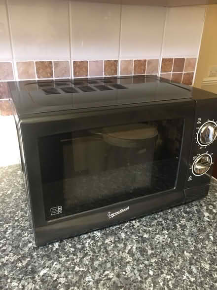 Photo of free Small microwave 700w (Laindon) #1