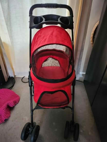 Photo of free Pet stroller/pushchair (Round Green LU2) #1
