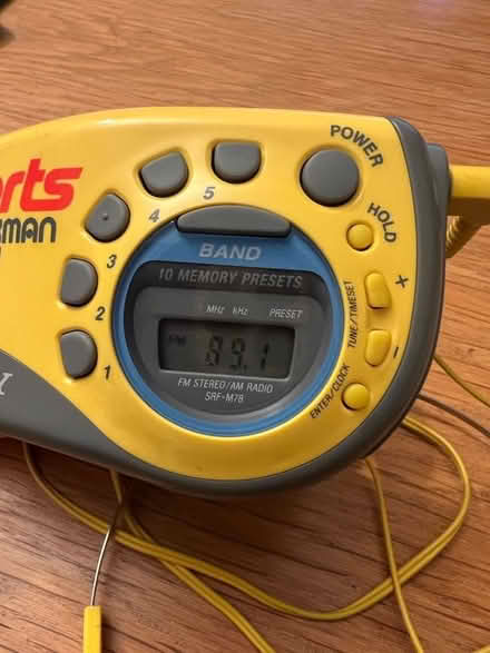 Photo of free Sports Walkman FM/AM radio (Knotty Green HP9) #2
