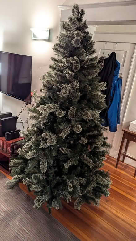 Photo of free fakey 7' christmas tree (arlington heights) #1