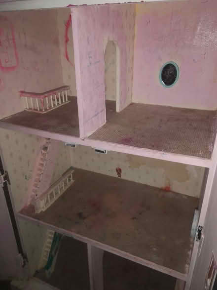 Photo of free Dolls house HEAVY (Gerrards Cross SL98TD) #4
