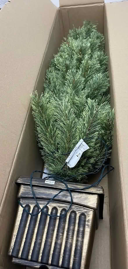 Photo of free Christmas tree (DA16) #1