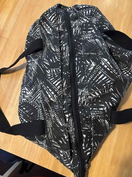 Photo of free Large tote/travel zip up bag (Balham, SW12) #2