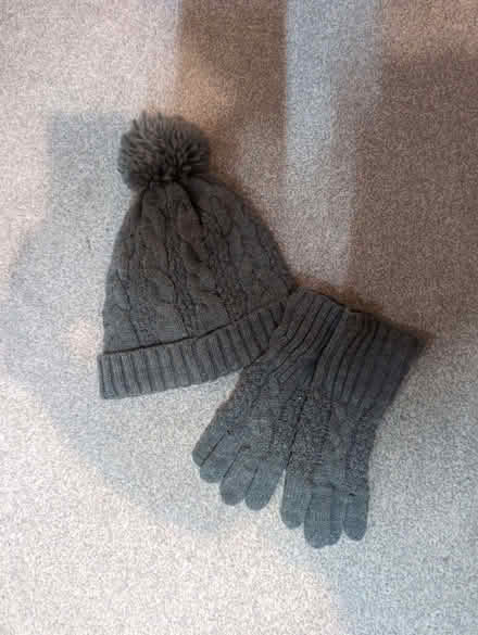 Photo of free Gloves and hat 6-10yrs (Priestwood RG42) #1