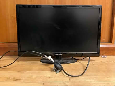 Photo of free Samsung 22” screen (Courthouse Road, N12) #1