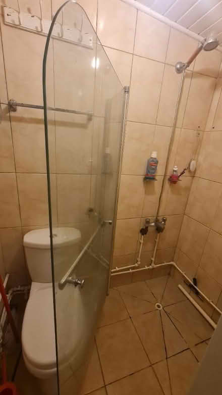 Photo of free 1400 Hinged Bath Screen (Bradford BD3 8) #2