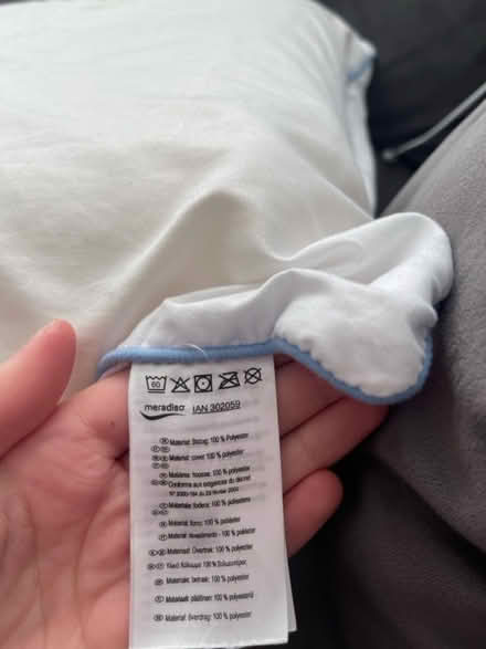 Photo of free Memory foam pillow (en1) #4