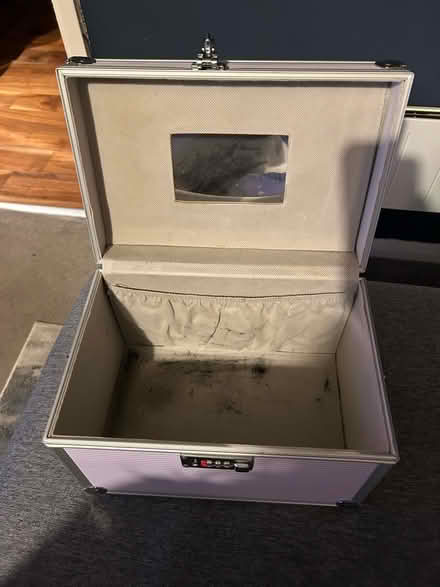 Photo of free Make up / cosmetics case (Ware SG12) #3