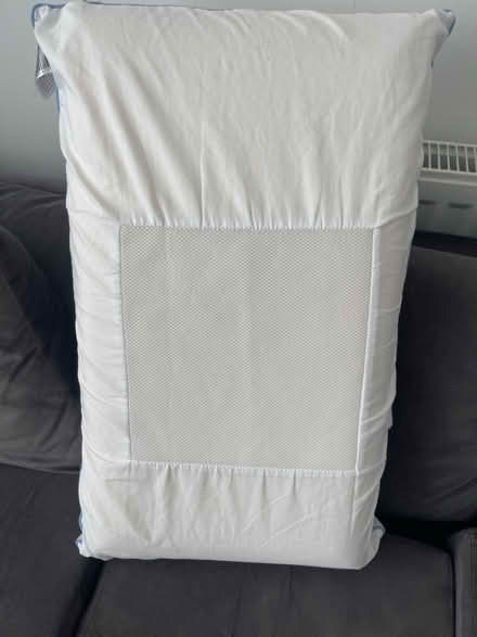 Photo of free Memory foam pillow (en1) #1