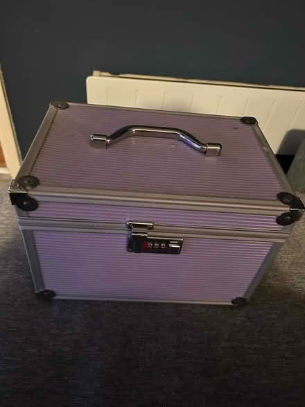 Photo of free Make up / cosmetics case (Ware SG12) #1