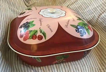 Photo of free beautiful tin - clean, new (Cookham SL6) #2