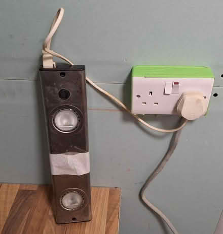 Photo of free 2 halogen light (E17 Queens/Boundary Road) #1