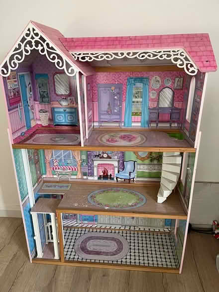 Photo of free Doll house (SG4 hitchin) #1
