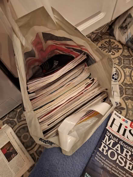 Photo of free history and economist magazines (BN411XN) #2