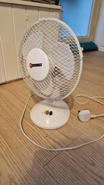 Photo of free Desk Fan (Woking GU22 9) #1