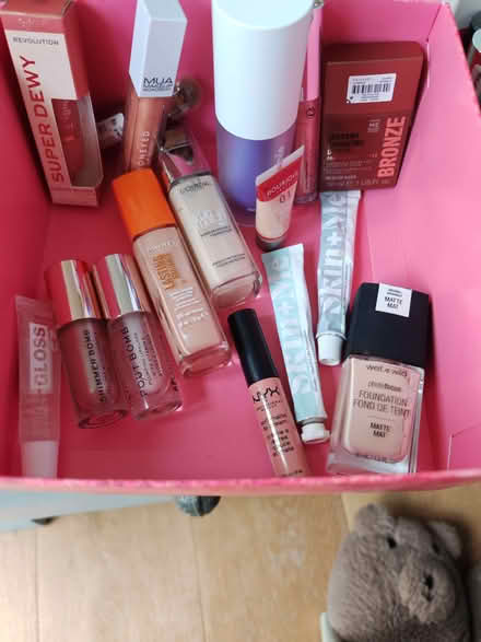 Photo of free Box of make up items /moisturiser (Upper Walthamstow E17) #1