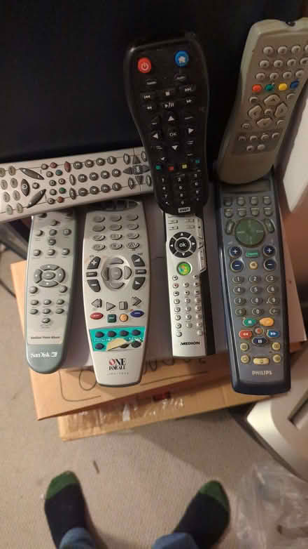 Photo of free Box of 10 remote controls. (Bog Gate TW10) #1