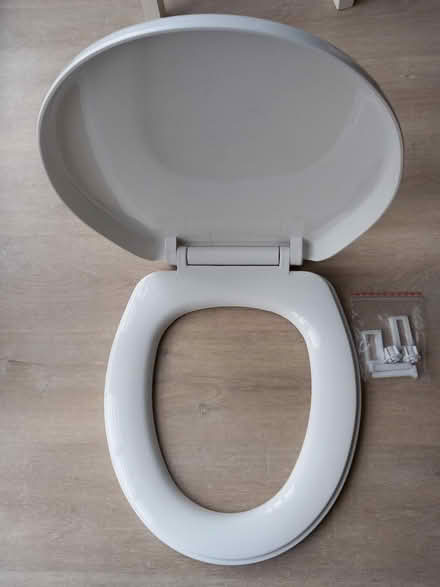 Photo of free Toilet Seat - unused (EN7 Cheshunt) #3