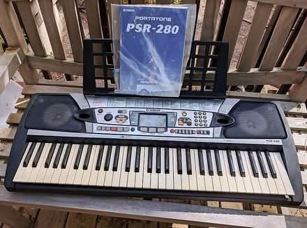 Photo of Yamaha PSR280 Keyboard (Hastings TN38) #1