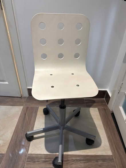 Photo of free Kids desk chairs with wheels (Central Watford WD23) #1