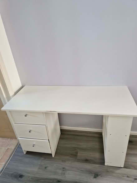 Photo of free White Desk (Chells SG2) #1