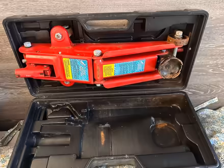 Photo of free 2 ton car jack (Hanwell, Ealing) #1