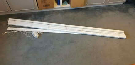 Photo of free Venetian blind - white - 220 cm wide, 5 cm slats (Manor Park S2) #1