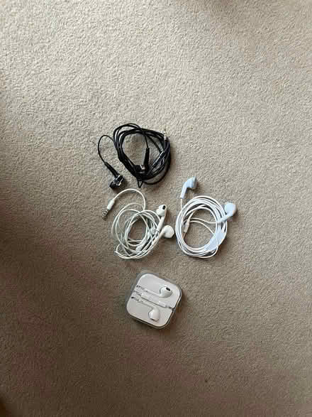Photo of free 4 pairs of jacked wired earphones (Barnsbury Street, Islington N1) #1