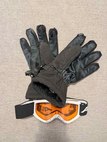 Photo of free Snowboarding goggles and gloves (W45sb) #1