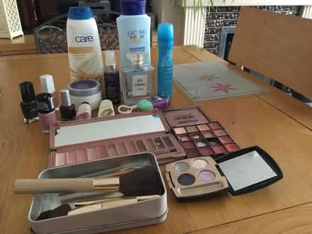 Photo of free A mixture of cosmetics (TW14 bedfont) #1