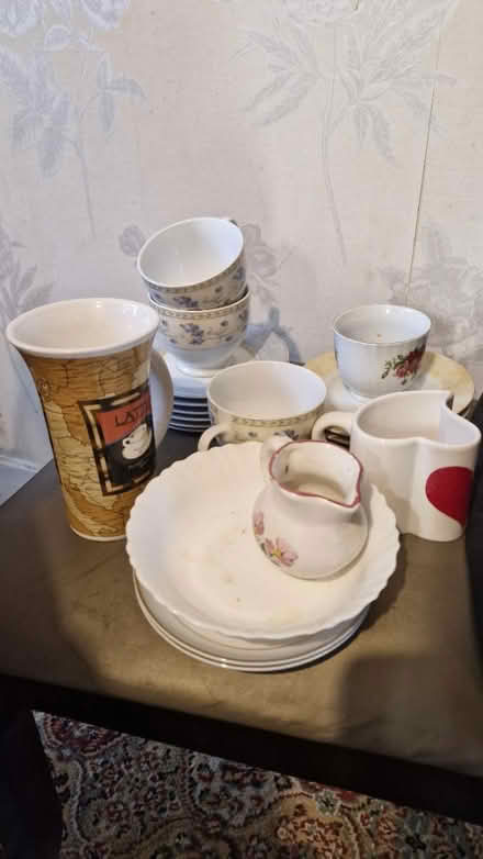 Photo of free Pie dishes, plates and mugs (TW5) #1