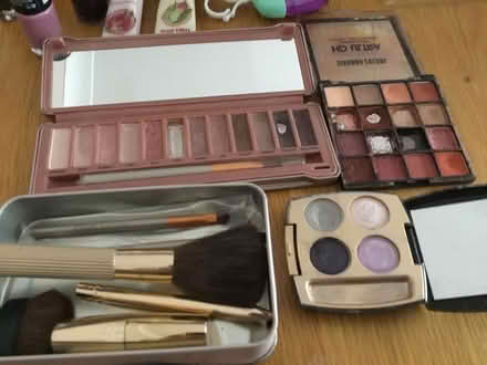 Photo of free A mixture of cosmetics (TW14 bedfont) #3