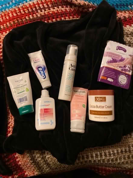 Photo of free Black Fleece Dressing Gown and Toiletries (CT11) #1