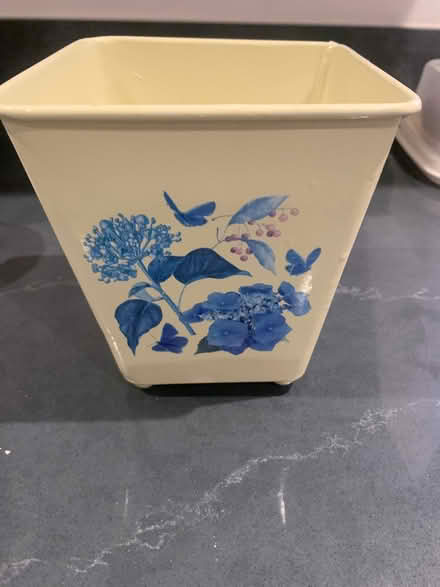 Photo of free Metal plant pot (Bracknell RG12) #1