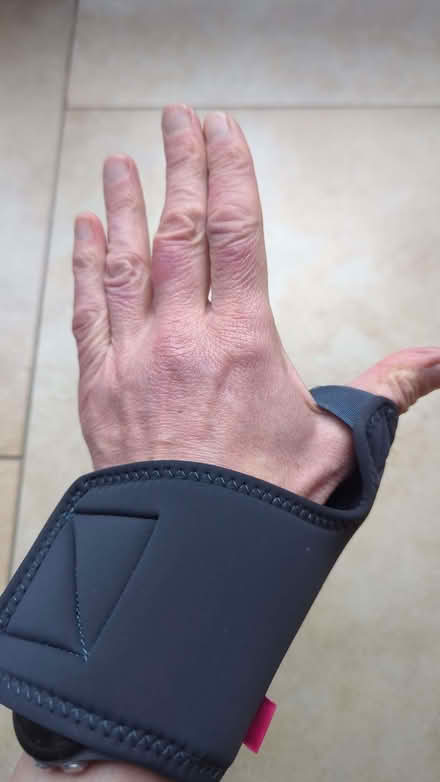 Photo of free Left hand thumb brace (Bernards Heath AL1) #1