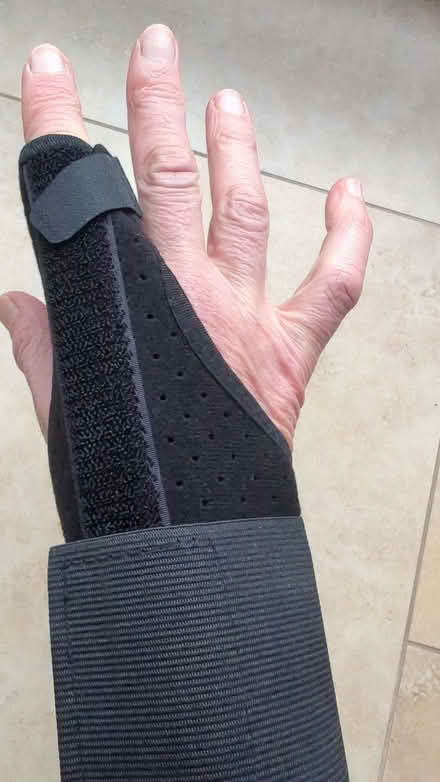 Photo of free Right hand finger brace (Bernards Heath AL1) #1