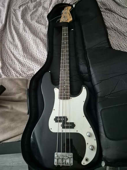 Photo of free Old, rusting, bass guitar (L4) #1