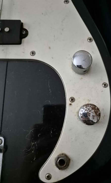 Photo of free Old, rusting, bass guitar (L4) #2