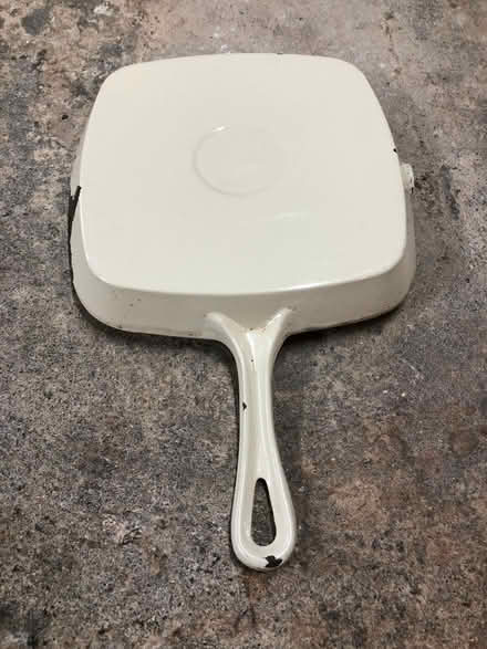 Photo of free enamelled, cast-iron ridged pan (Temple Street OX4) #2