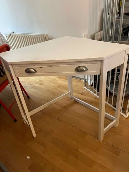 Photo of free Corner desk (Barnsbury, Islington) #1