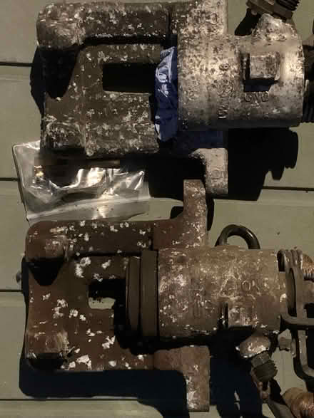 Photo of free VW Golf mk5 rear brake callipers and carriers (Broadheath WA14) #3