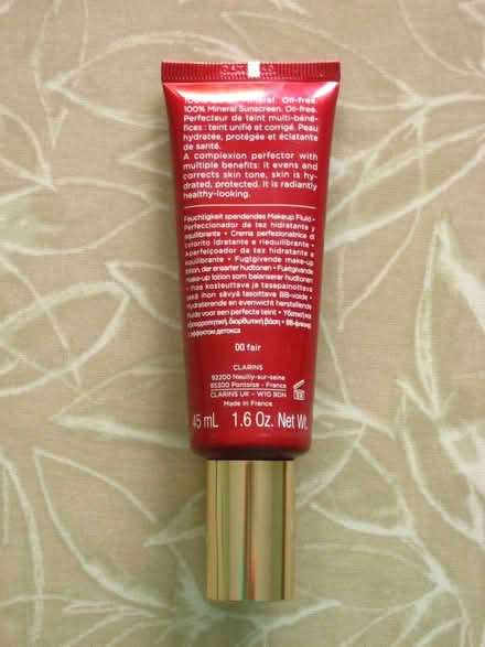 Photo of free Clarins Tinted SPF25 BB Skin Detox Fluid 00 Fair (East Lavant PO19) #2