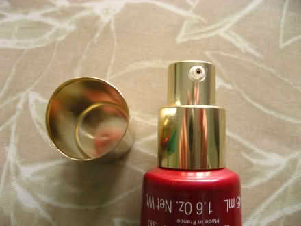 Photo of free Clarins Tinted SPF25 BB Skin Detox Fluid 00 Fair (East Lavant PO19) #3